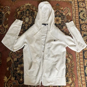 Old vintage ralph lauren sport hoodie - Säljer denna fina helt vita ralph lauren hoodien, inga fläckar eller konstigheter 🙌