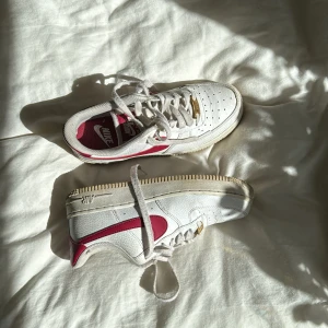 Sneakers  - Ett par rätt väl använda air Force👯‍♀️ Köpte för 1400:-  men pga vintage viben sänker ja rätt mkt, skriv önskat pris 💅🏽🫶🏼🎆 Strl 37,5 