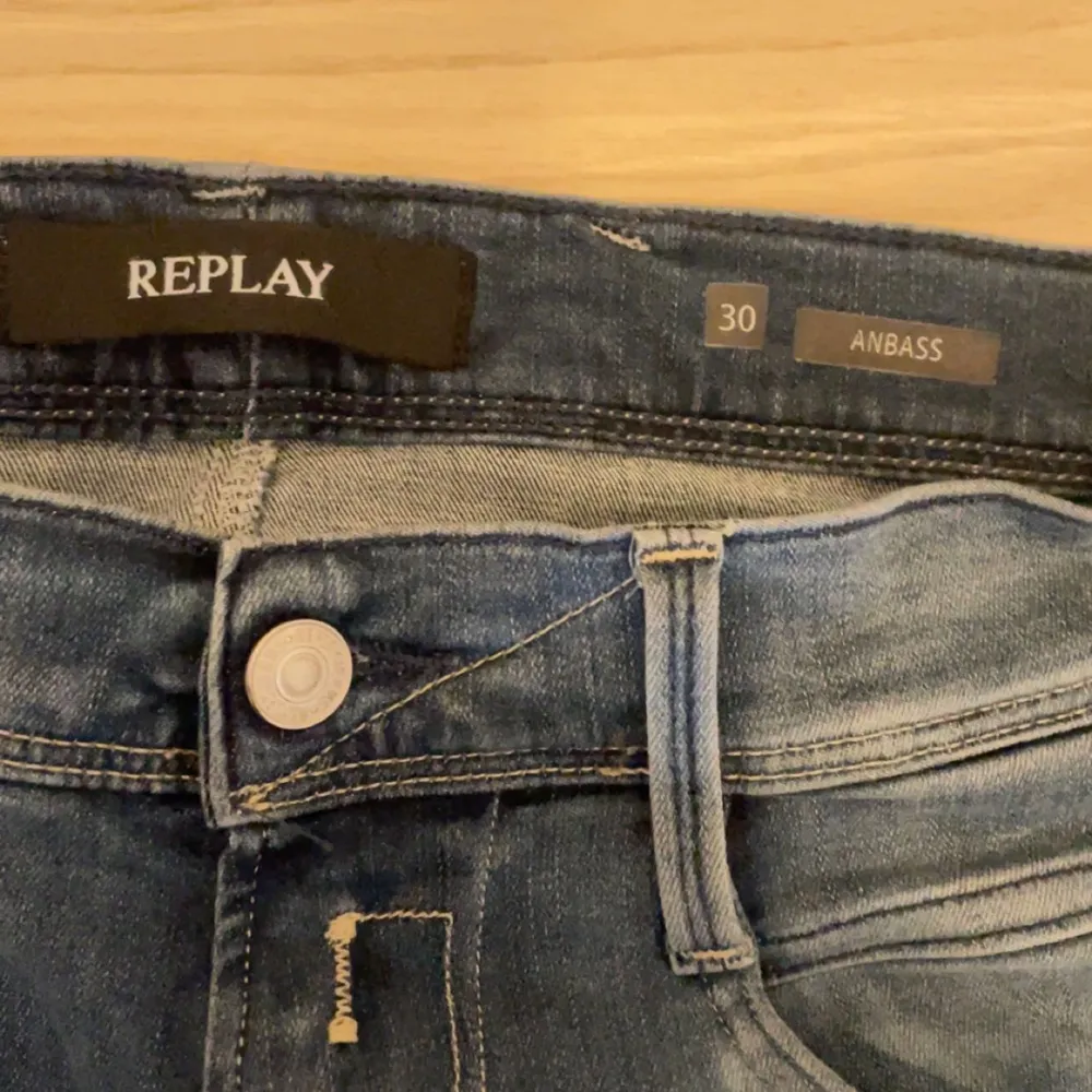 Säljer ett par replay jeans i mycket fint skick, Har använt dom ett fåtal gånger. Skick 9-10. Fraktar spårbart via postnord. Mvh. Jeans & Byxor.