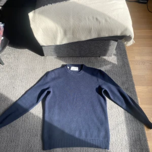 Selected Homme Sweatshirt - Skit snygg selected homme tröja som inte längre kommer till användning. skick 9/10 Storleken är S men sitter bra på mig som har M.  600kr nypris så extremt bra pris för skicket!