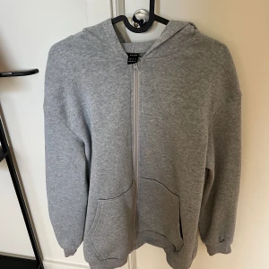 Ziphoodie  - Grå ziphoodie, använd 4-5 gånger. 