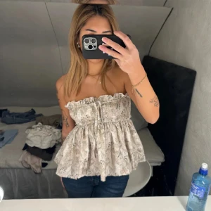 Somrig topp - Säljer denna jättefina toppen jag köpte på plick! Inte använt den alls, superfint skick