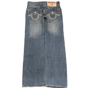 TRUEYS🤯🤯💋💋 - Skitsnygga true religion jeans bootcut/baggy beroende på hur ens kropp ser ut, säljer då jag behöver pengar och ångrar köpet😋den har lite defekter och original knappen där framme har bytts till en annan av förra ägaren, 💋lånade bilder💋