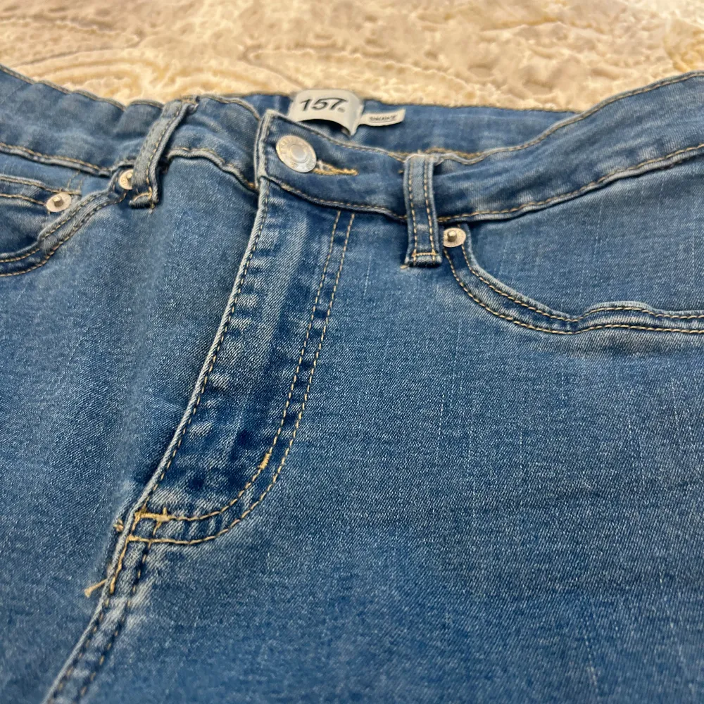 Ett par blåa jeans som är från lager 157. Använd många gånger men är i bra skick. Storlek M. Original priset 200kr säljer för 80kr. Jeans & Byxor.