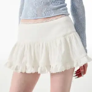 Jättegullig vit kjol som tyvärr var för liten <\3  Har inbyggda shorts!  Säljer för lite mindre än nypris då den endast är provad och är i nyskick💗 Bilden är lånad, fler bilder läggs upp snart!💗
