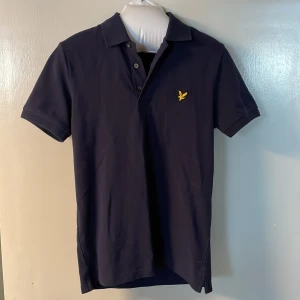Helt ny Lyle & scott pike - Splitterny piké aldrig använd. Har inga defekter eller sådant. Storlek XS passar även S, och färgen är mörkblå.