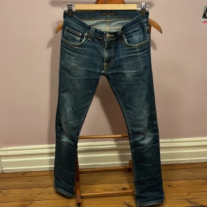 Nudie Jeans - Nudie Jeans i modellen Super Slim Kim Det står W28 L32 men sitter mer som en W27 L31 Bra skick  Enda defekten är att lappen är lite utnött. Skriv ett DM för mer info