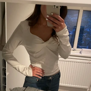 Vit långärmad topp - Vit långärmad topp från Gina Tricot. Tröjan är i storlek M men passar mig som är s/xs. Toppen är i nyskick och passar perfekt vardagligt men även till finare tillfällen💓