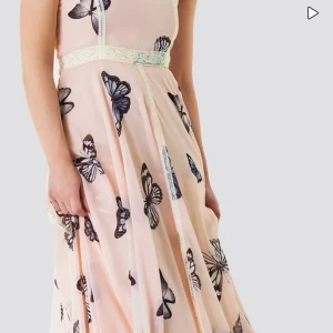 Söker Ida Sjöstedt Calista  - Testade denna för år sedan men köpte den inte trots att den va så vacker! Nu vill ja köpa den hellånga varianten i stl 40 eller 42 så ja ska på bröllop i sommar.  Ska också finnas i blå, går lika bra.  