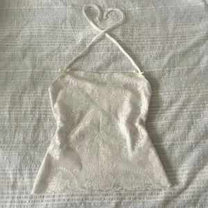 Vit spets halter - Knyts runt halsen, sytt av mig🤍 