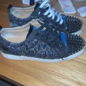 Louboutin  - Skick 7/10 en nit är borta lite slitna på insidan även baksidan av skon. Kvitto box och dustbag följer med.