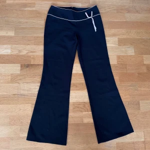 Bootcut kostymbyxor lågmidjade med rosett - Midja: 34x2, innerben: 76, yttre: 95cm💕