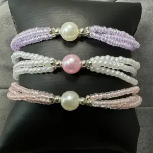 Handgjorda pärlarmband i vitt, rosa eller lila med silvrigt spänne! 50 kr /st!💕