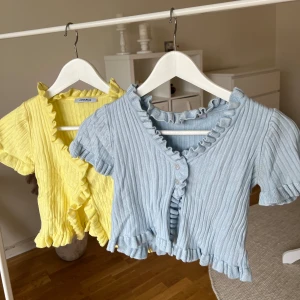Toppar från Chiquelle - Två söta toppar i blått och gult, de är onesize men passar dig som är en XS/S. Säljer båda tillsammans 😊