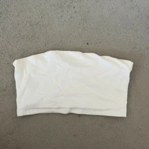 Kort tubetop  - Kort tubetop från lagar 157 i bra skick och storlek S/XS