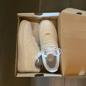 Air force 1 - Tjena säljer mina nya air forces då dom bara ligger i garderoben o aldrig använda bara testade men har tröttnat. Storlek 43 box ingår. Skriv om du har fråga
