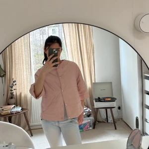 Trekvartsärmad jacka - Säljer denna skitsnygga trekvartsärmade ljusrosa jacka då den inte kommer till någon användning😊