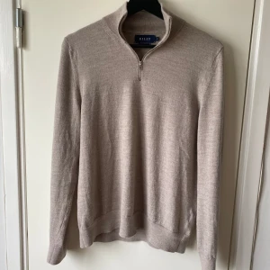 RILEY - Half zip från RILEY i merinoull, storlek M. Skick 10/10 använd ett fåtal gånger.