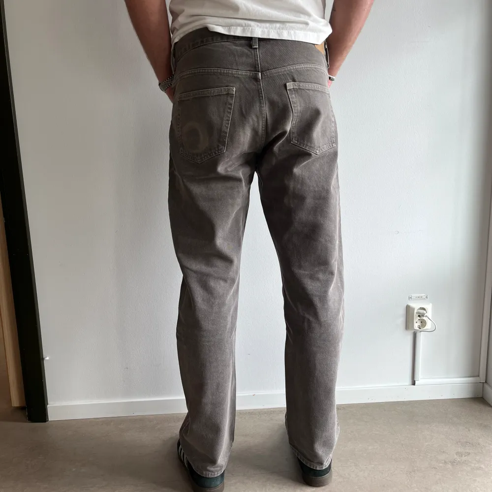 Gråa jeans från weekday i storlek 34/34, dock en snusring på vänster bakficka . Jeans & Byxor.