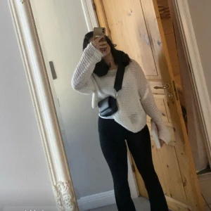 Stickad tröja  - Stickad tröja. Var min favorit hela sommaren. Den är i bra skick💕 tröjan är köpt i bikbok för 499kr. Tröjan är i storlek S  Notera att tröjan är ganska Oversized.