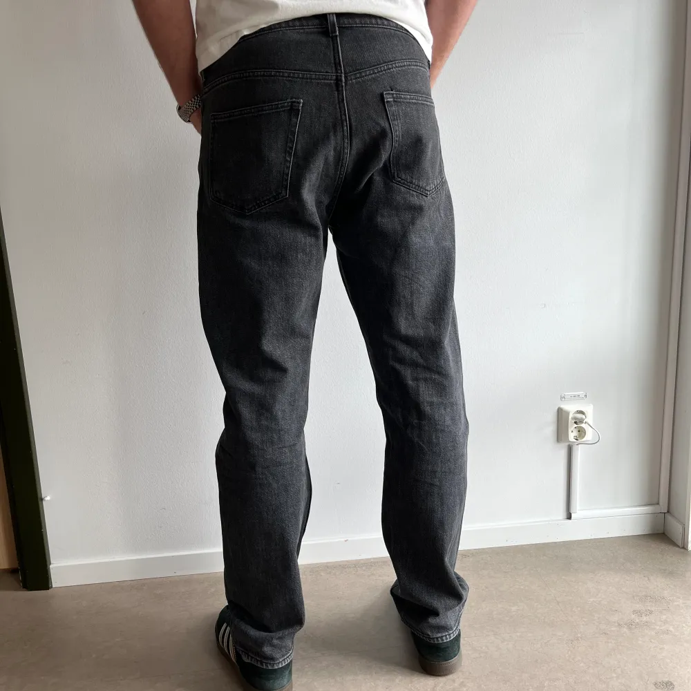 Svart/gråa jeans från weekday i gott skick, storlek 34/34. Jeans & Byxor.