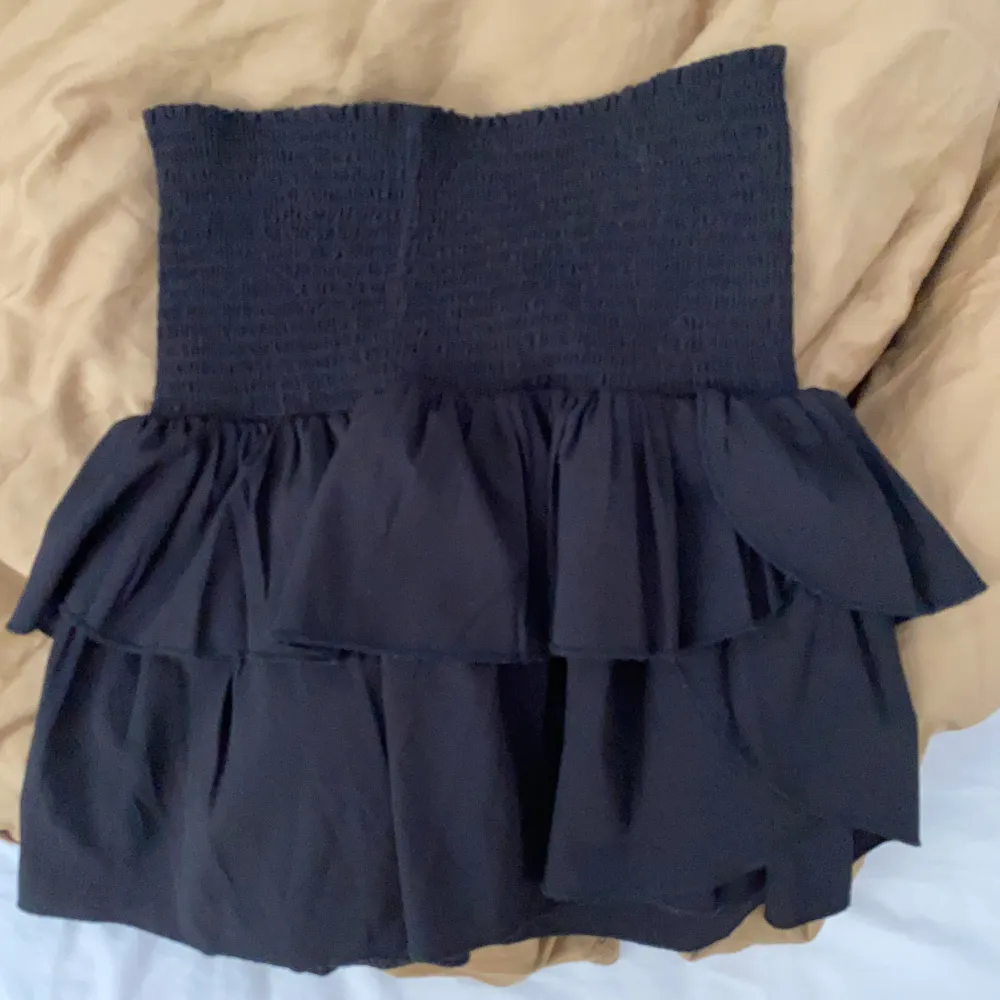 Supersöt kjol från neo noir, knappt använd🩷🩷 passar xs-s och nypriset är 500. Kjolar.