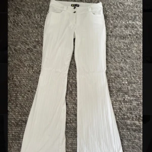 Vita bootcut byxor - Säljer dessa så sjukt fina bootcut byxor i och med att de inte kommer till användning.💞Storlek 36  främre midjehöjd - 21cm  inre benlängd. - 83 cm  (Pris är exklusive frakt)
