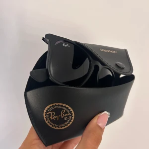 Ray ban solglasögon  - Svarta ray ban solglasögon, vardagligt använda. Skriv för fler bilder eller om ni har frågor🥰