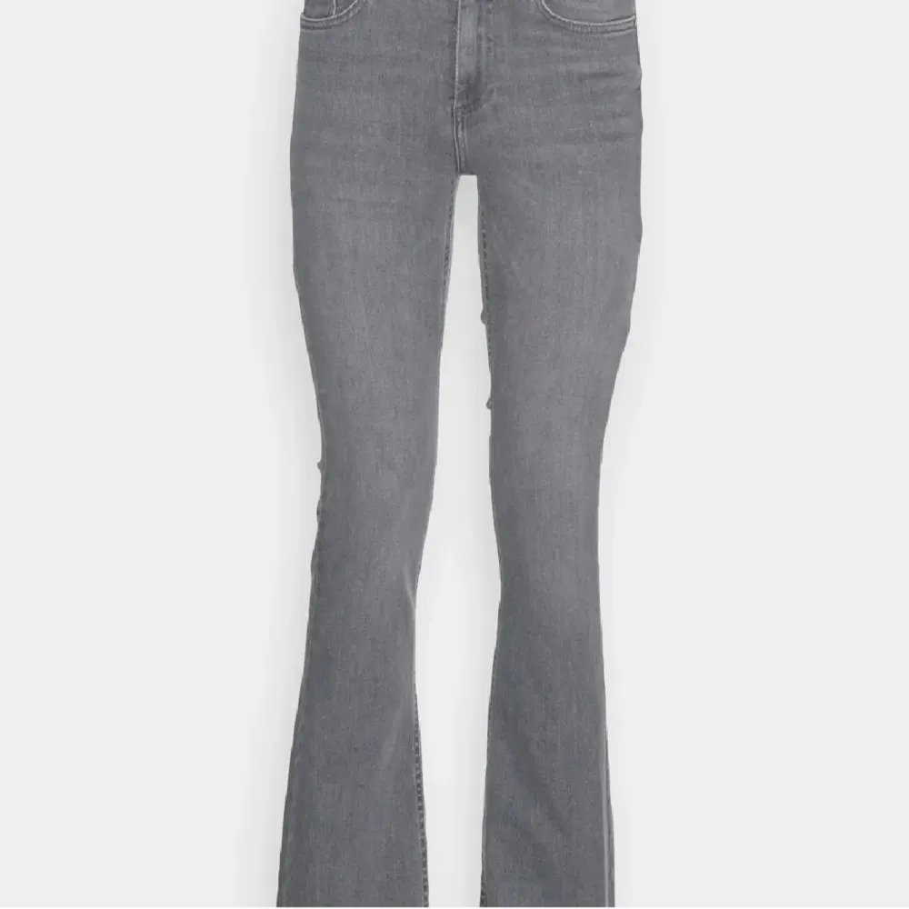 Lånade bilder!! Säljer nu dessa snygga gråa lågmidjade jeans, inga defekter, kommer inte till användning där av säljer jag💕. Jeans & Byxor.