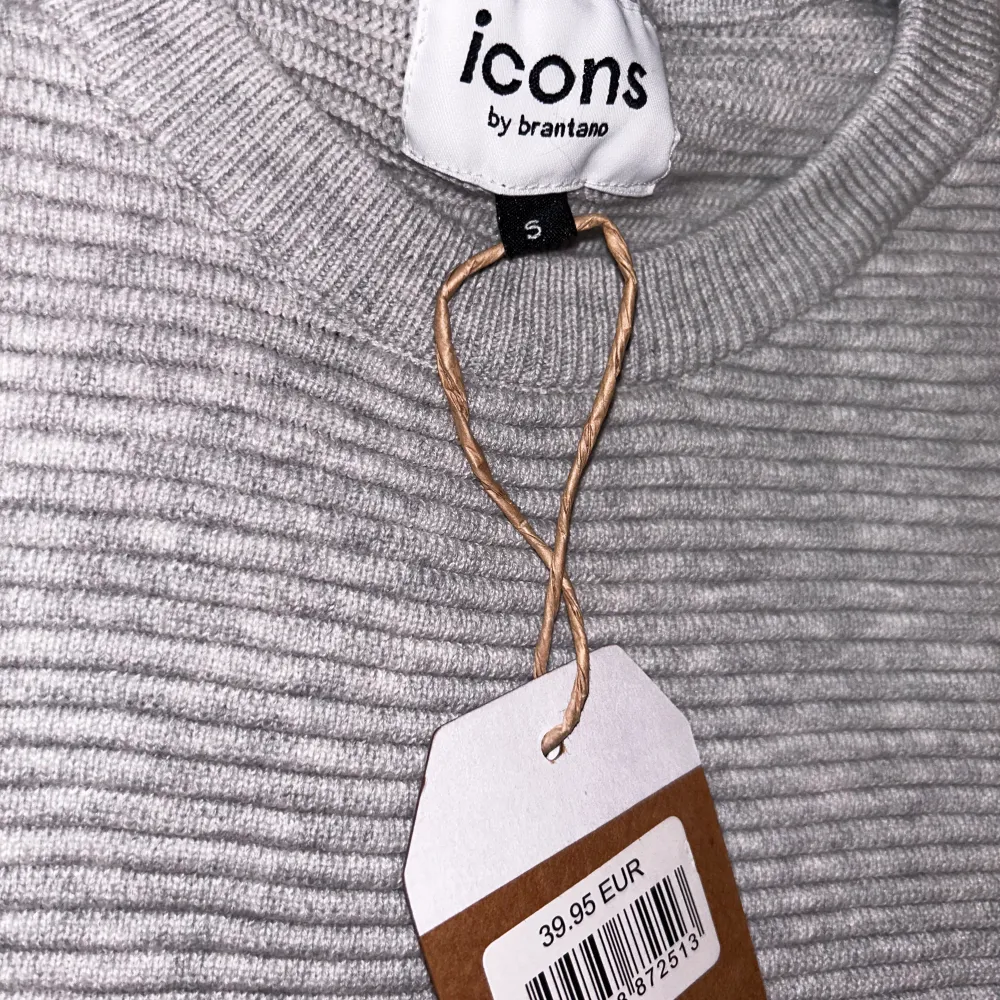 Snygg grå Icons tröja med prislappen kvar! Köpt för ett tag sen men tyvärr aldrig använd. Nyskick och riktigt skönt tyg Storlek S. Tröjor & Koftor.