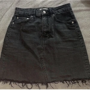 Svart jeanskjol gina - Bra skick säljer för den är för liten