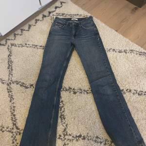 Superfina lågmidjade jeans! Sitter helt perfekt på mig som är cirka 170. Säljer då jag har två par!  Midjemått: 34 cm rakt över Innerbenslängd: 80 cm