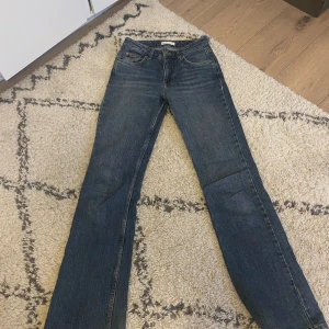 Lågmidjade Jeans - Superfina lågmidjade jeans! Sitter helt perfekt på mig som är cirka 170. Säljer då jag har två par!  Midjemått: 34 cm rakt över Innerbenslängd: 80 cm