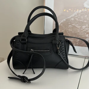 Väska från gina  - Säljer en väska som jag köpte på ginatricot i höstas för 399kr . Säljer då jag inte använder den. Väskan är sparsamt använd men har några få defekter som inte syns vid användning. Skriv för fler bilder💞pris kan diskuteras🤗