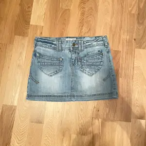 Jag säljer en unik jeanskjol i storlek xs från amisu. Skriv om du har några frågor!
