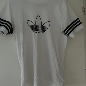 Vit adidas tröja  - Fin tröja i bra skick. Säljer pga att den inte kommer till användning längre. 