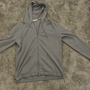 Luca falconi kashmir zip - Tja säljer nu min luca falconi zip. Nypris 4800kr mitt pris 2500kr. Säljer då den är för stor för mig. Skriv för mer info!