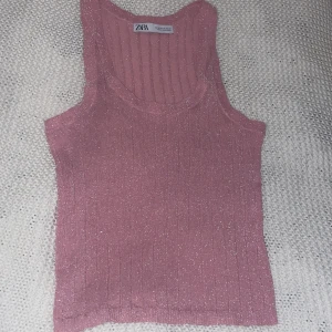 Rosa zara linne - Säljer detta glittriga zara linnet eftersom det aldrig kommer till användning, köpt här på plick och använts ungefär bara 2 gånger av mig💓 Linnet är i nyskick! 