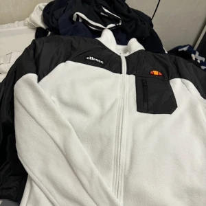 Ellesse Jacka/Kofta - En jätte mjuk och skönt jacka/kofta från ellesse, den är i jätte bra skick. Och den är Äkta