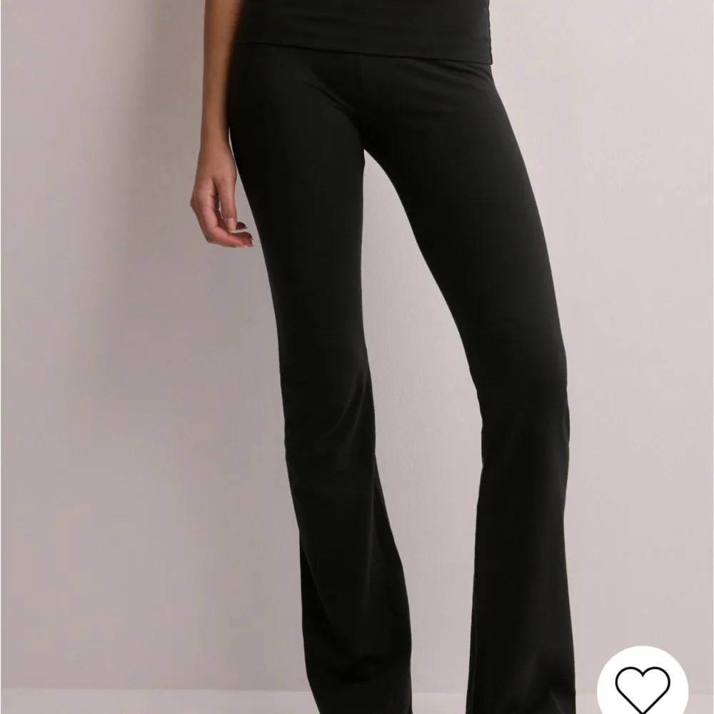 Säljer dessa supersköna svart yoga pantern från Nelly💗💗. Jeans & Byxor.