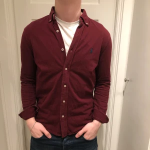 Ralph Lauren skjorta mesh - Vinröd skjorta i mesh material-Storlek S-killen på bilden är 182-perfekt nu till våren och sommaren-inga defekter-kom dm om du har några funderingar 