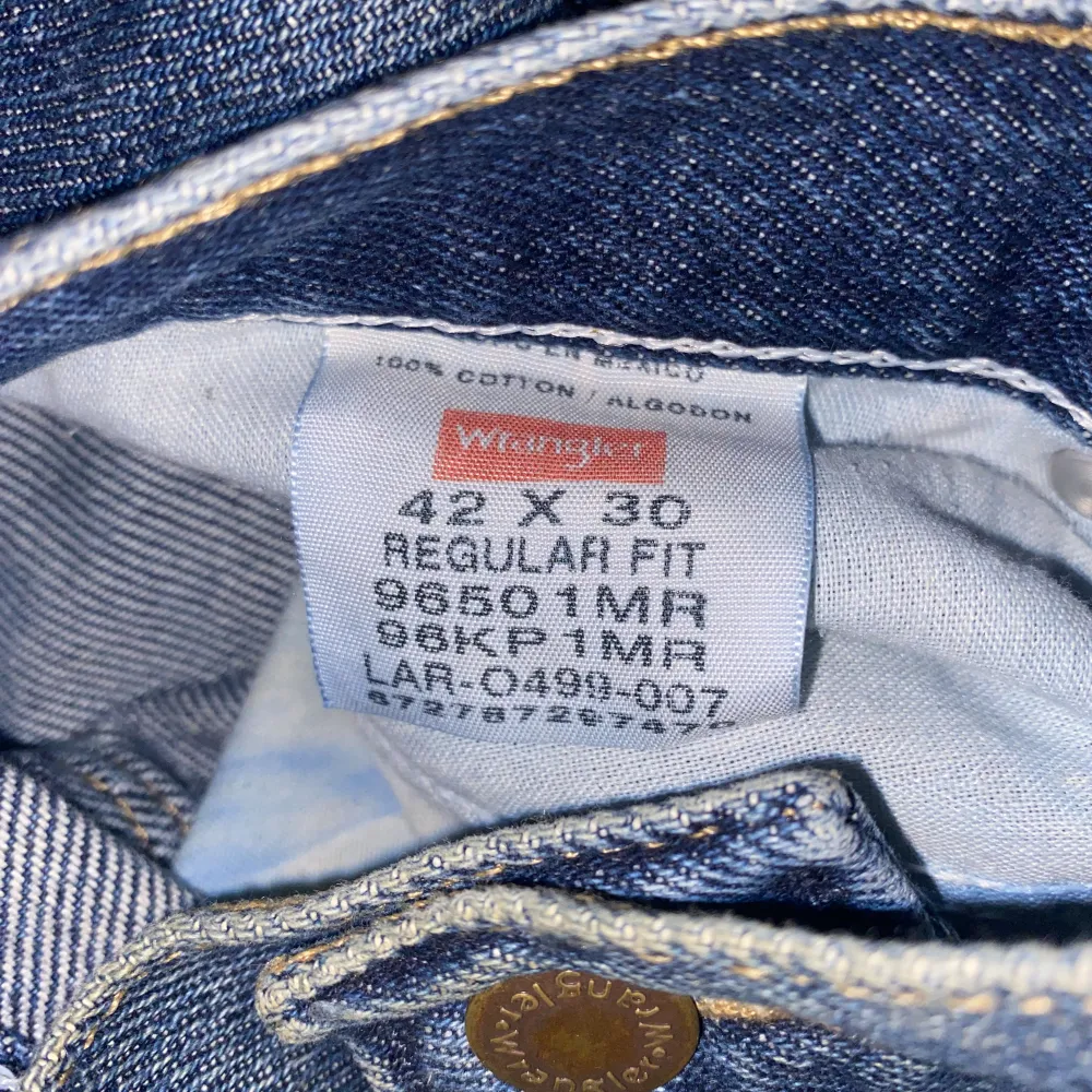 Baggy Wrangler denim jeans slitna från skating, bra för skating. . Jeans & Byxor.