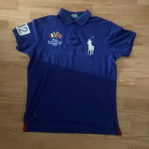 Ralph Lauren Polo Italy Pike  - !skicka bud för snabb affär! Fet Ralph Lauren Italy Piké, utmärkt skick med inga skador. Storlek L 💯Skriv om ni undrar någonting eller om ni vill ha fler bilder 📲 No fake shit like archivedswag😂 