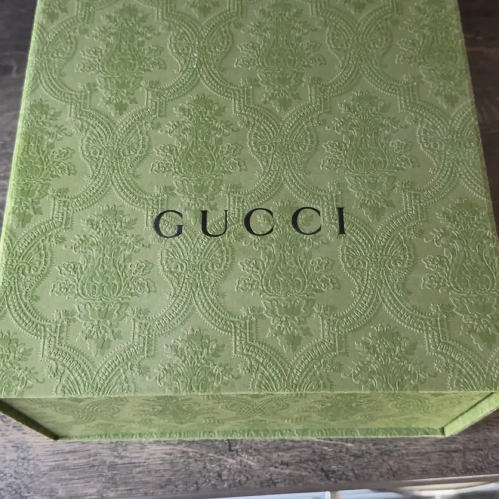 Hej  säljer min Gucci keps då den bara står och knappt använt den (inte min smak) köpt från guccis hemsida kommer med box påsar samt äkthets bevis pris går såklart att diskutera Mvh Emil. Accessoarer.