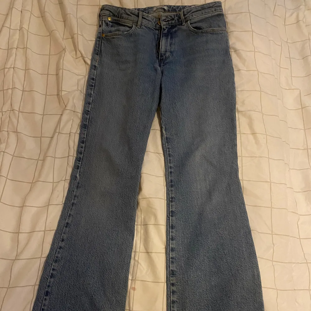 Säljer den jeansen , är 160 cm och det är lite för långt ifrån mig ☺️ fråga mer bilder innan du tycker köp❤️. Jeans & Byxor.