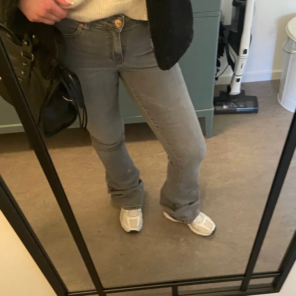 Gråa jeans från only, tall modell💕 För långa för mig som är 172, storlek S/36 Sparsamt använda men eftersom dom är för långa så är dom nötta vid hälen. Jeans & Byxor.