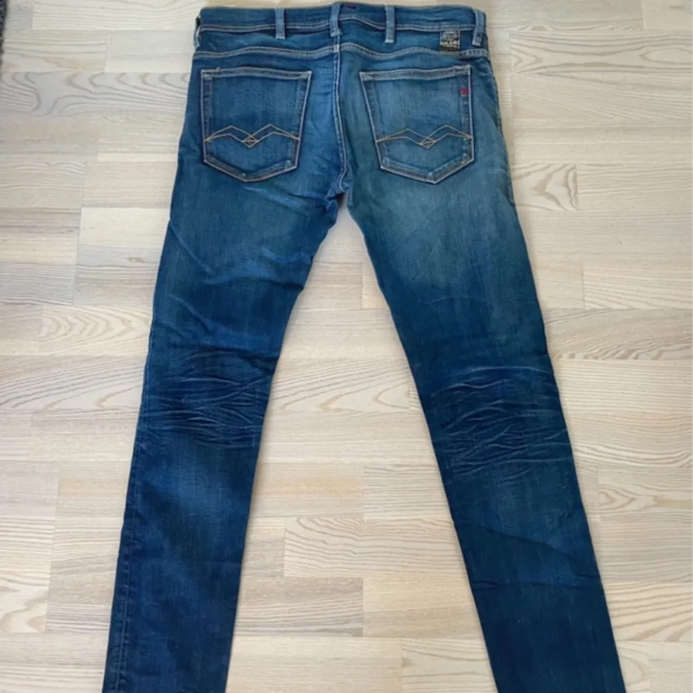 Extremt trendiga replay jeans i mycket bra skick🍾🍾Jeansen är i slim 🍾skriv om du är intresserad priset diskuteras vid snabb affär 🍾🍾. Jeans & Byxor.
