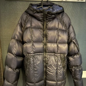 C.P company jacka - Säljer nu min c.p company jacka då jag köpt en annan  Fick skick förutom en liten repa hör av er för fler bilder.  Storlek 54 så passar L Säljes för 1200 
