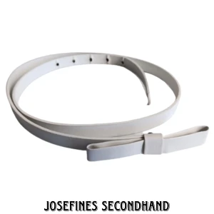 Vit y2k bälte med rosett - Vitt bälte från 00-talet med en rosett. Gjort av fakeläder. Är i använt men fint skick.