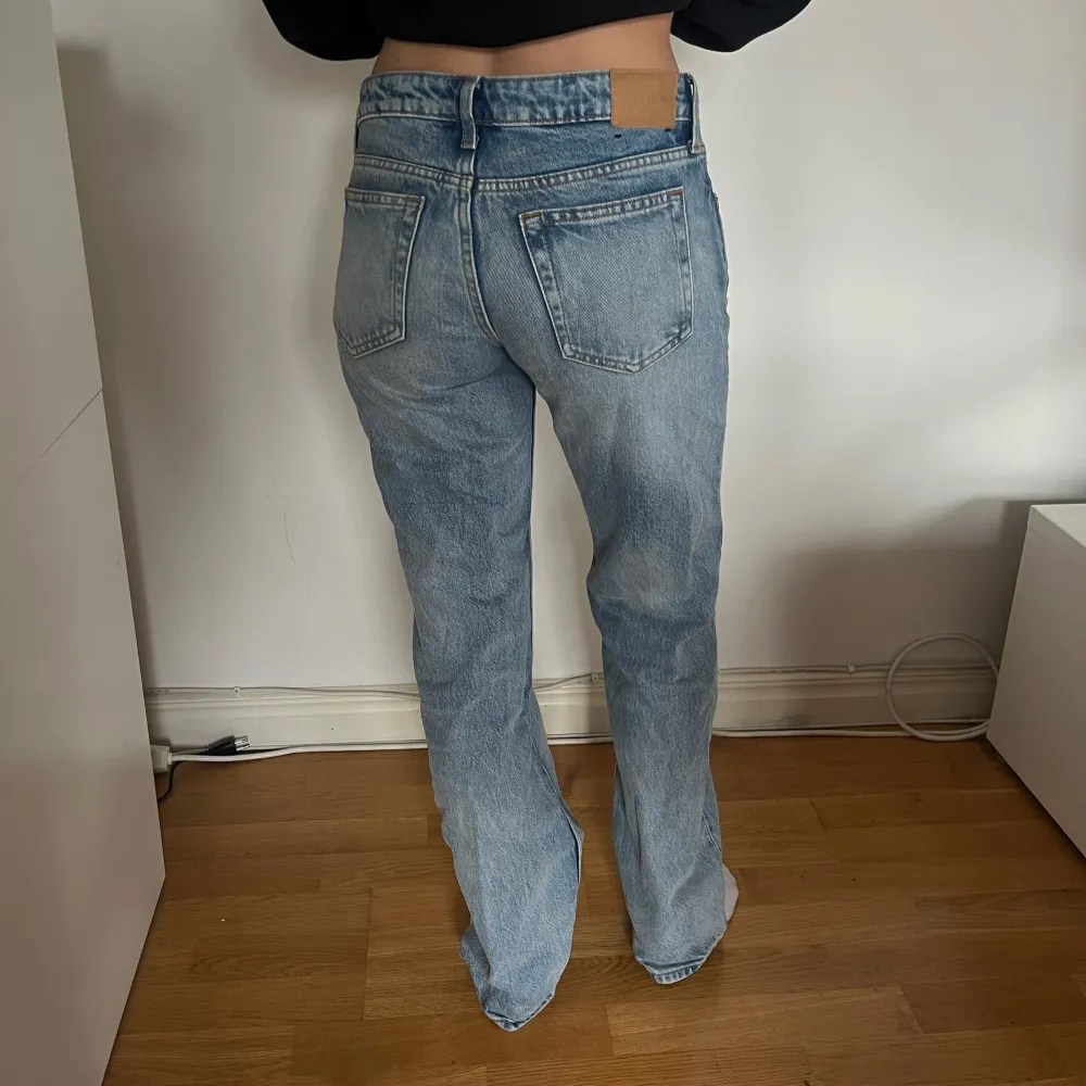 Säljer jätte fina lågmidjade blåa jeans från Weekday,  i storlek W26 L32. Nästintill aldrig använda💕. Jeans & Byxor.